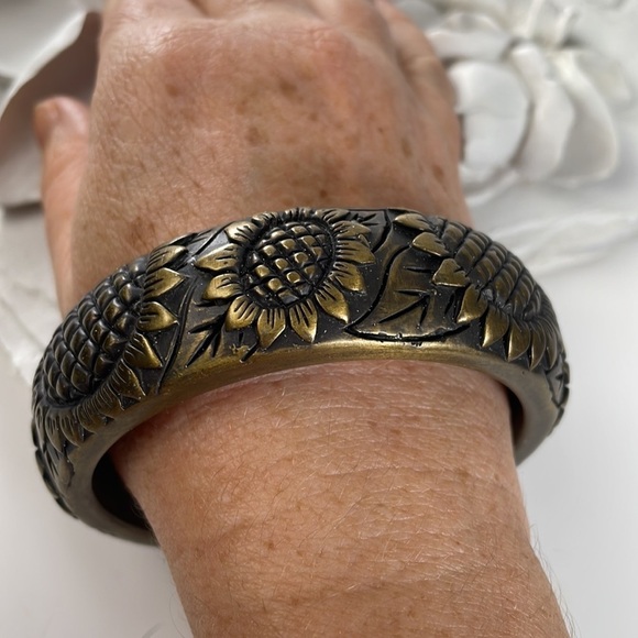 SUNFLOWER Embossed Resin Bangle - Picture 2 of 6